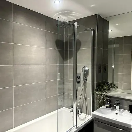 Luxury Oaks Suite, Free Private Parking, 2 Bed 2 Bathroom Apartment, Central Solihull Birmingam Exterior foto