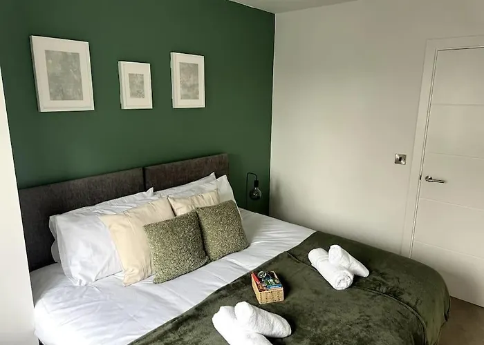 Luxury Oaks Suite, Free Private Parking, 2 Bed 2 Bathroom Apartment, Central Solihull