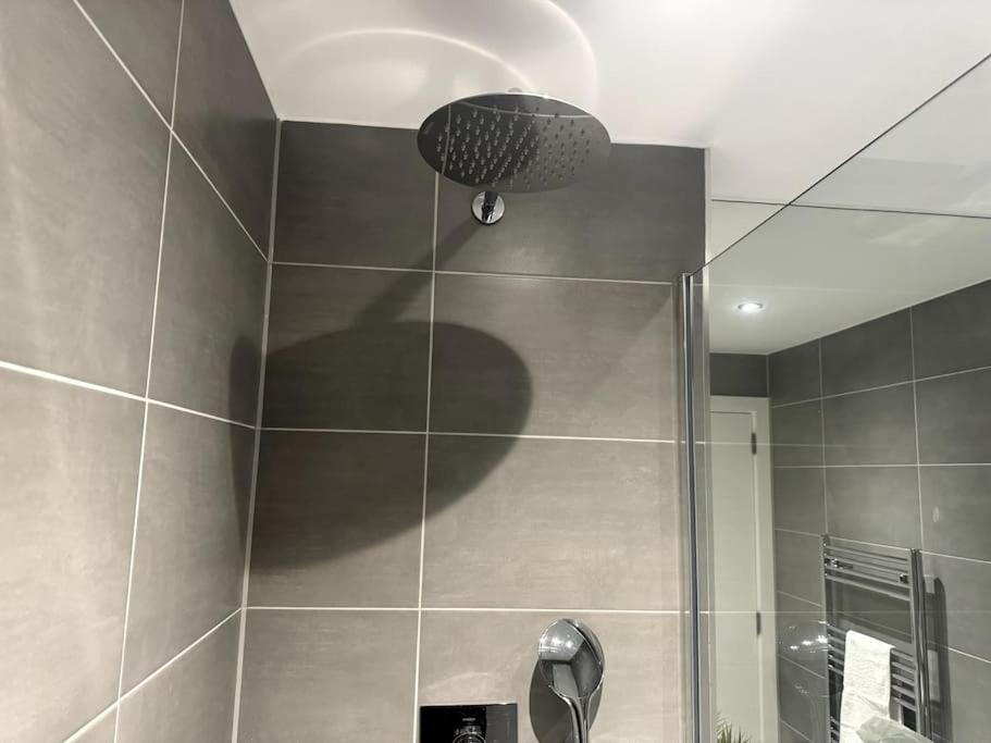 Luxury Oaks Suite, Free Private Parking, 2 Bed 2 Bathroom Apartment, Solihull Apartment