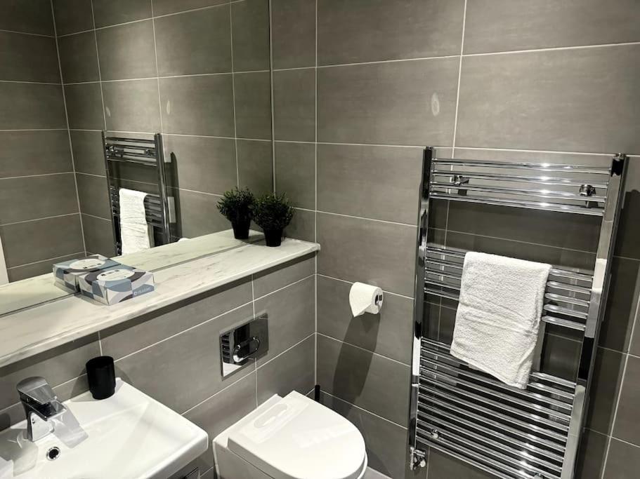 Luxury Oaks Suite, Free Private Parking, 2 Bed 2 Bathroom Apartment, Solihull * Birmingham