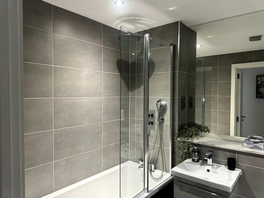 Luxury Oaks Suite, Free Private Parking, 2 Bed 2 Bathroom Apartment, Solihull