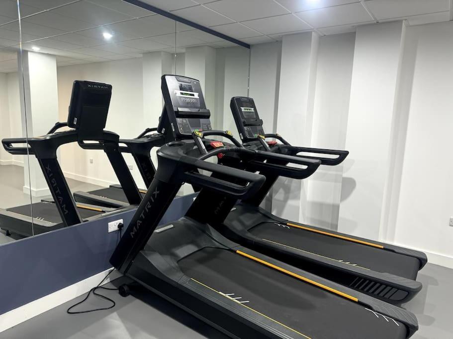 Luxury Oaks Suite, Free Private Parking, 2 Bed 2 Bathroom Apartment, Solihull Apartment *