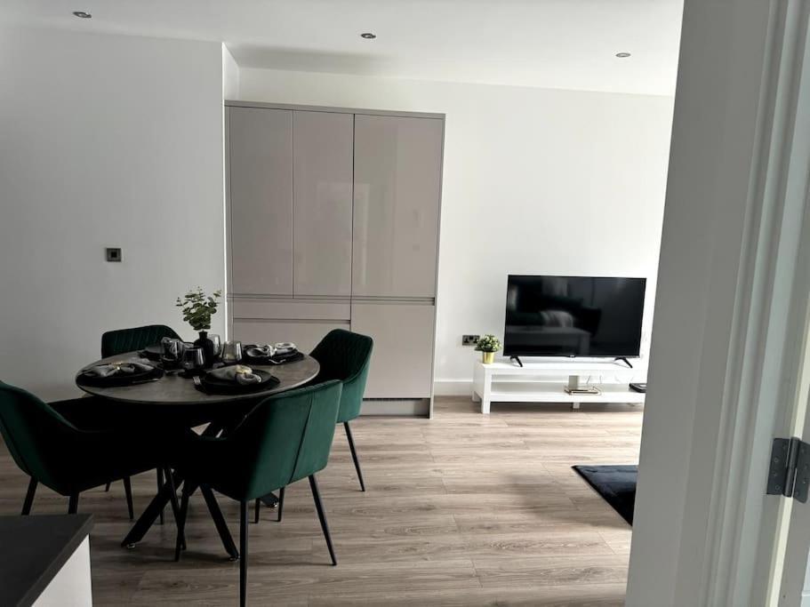 Luxury Oaks Suite, Free Private Parking, 2 Bed 2 Bathroom Apartment, Solihull Apartment Birmingham