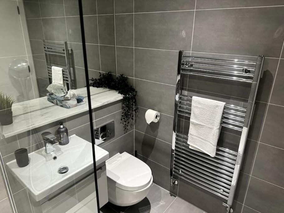 Apartment Luxury Oaks Suite, Free Private Parking, 2 Bed 2 Bathroom Apartment, Solihull