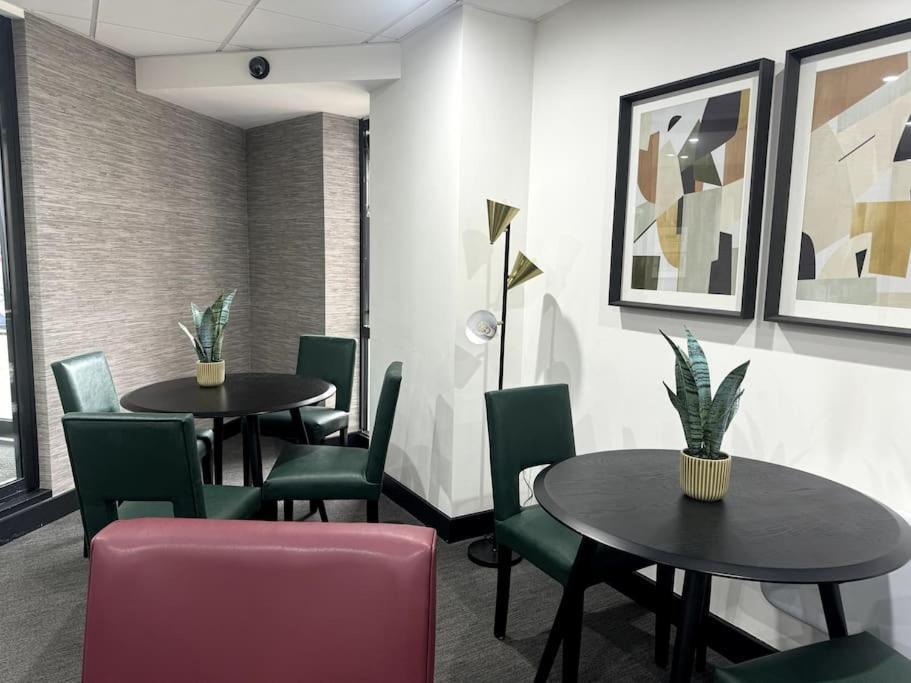 Luxury Oaks Suite, Free Private Parking, 2 Bed 2 Bathroom Apartment, Solihull Apartment *