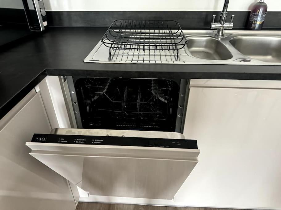 Luxury Oaks Suite, Free Private Parking, 2 Bed 2 Bathroom Apartment, Solihull Apartment Birmingham