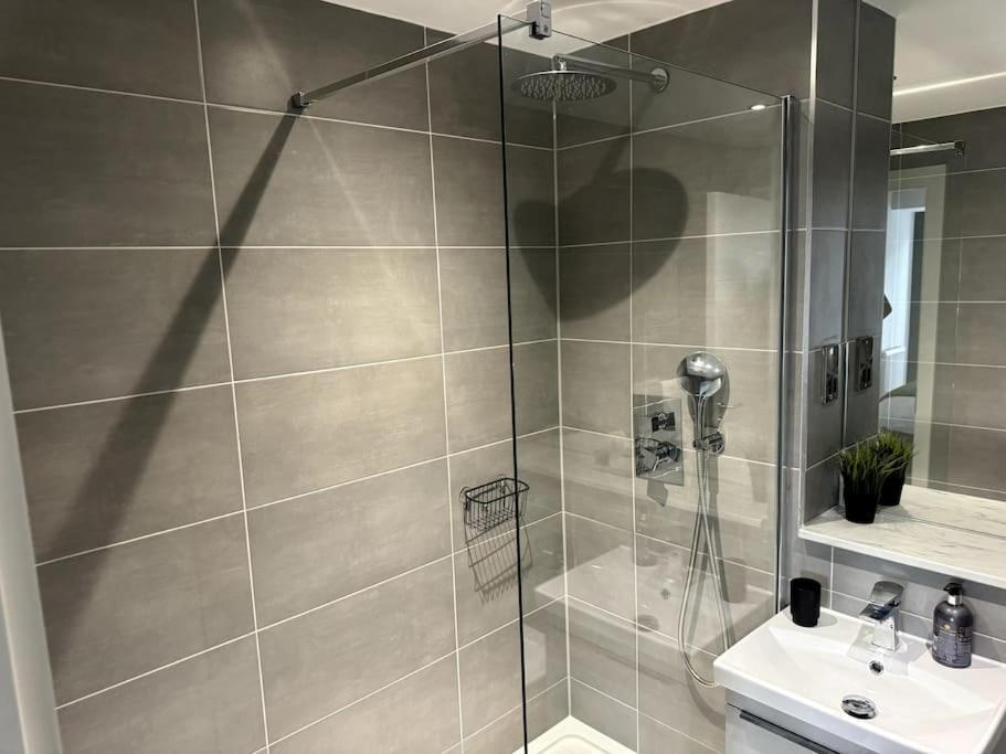 Apartment Luxury Oaks Suite, Free Private Parking, 2 Bed 2 Bathroom Apartment, Solihull