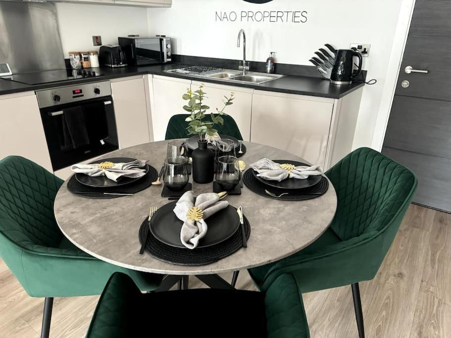Luxury Oaks Suite, Free Private Parking, 2 Bed 2 Bathroom Apartment, Solihull Apartment Birmingham