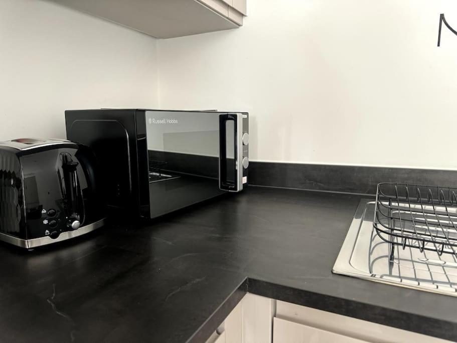 Luxury Oaks Suite, Free Private Parking, 2 Bed 2 Bathroom Apartment, Solihull Birmingham