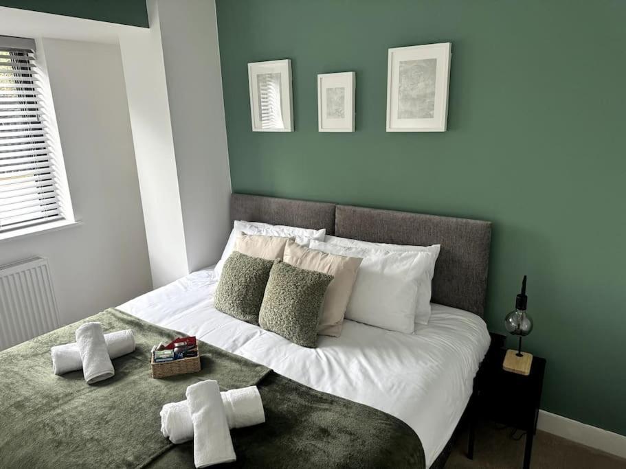 Luxury Oaks Suite, Free Private Parking, 2 Bed 2 Bathroom Apartment, Solihull *