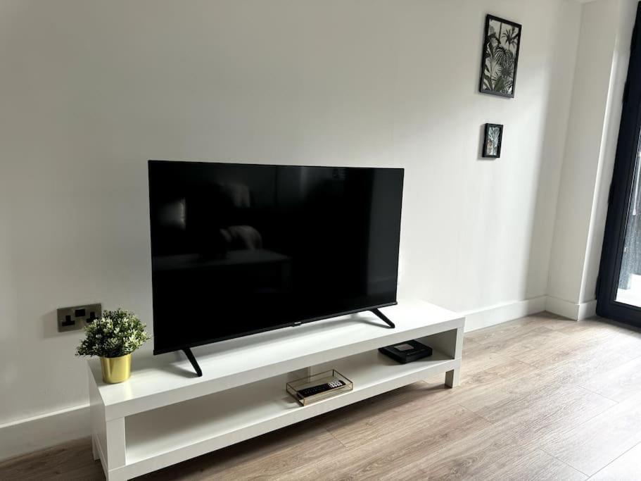 Luxury Oaks Suite, Free Private Parking, 2 Bed 2 Bathroom Apartment, Solihull Apartment *