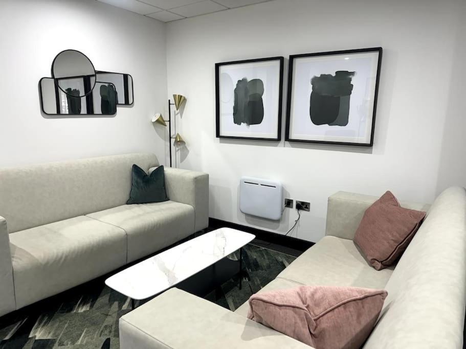 Luxury Oaks Suite, Free Private Parking, 2 Bed 2 Bathroom Apartment, Solihull Birmingham