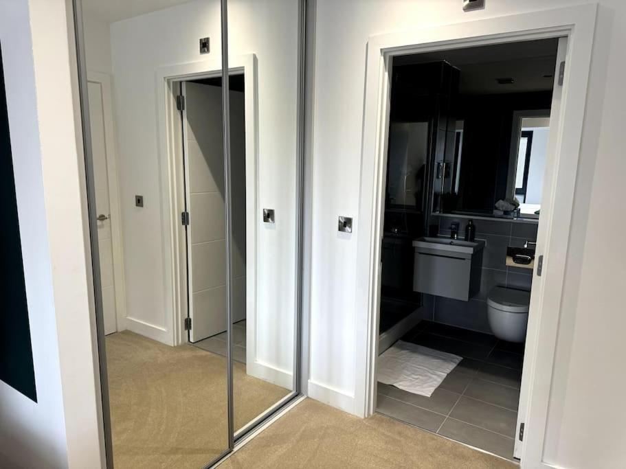 Apartment Luxury Oaks Suite, Free Private Parking, 2 Bed 2 Bathroom Apartment, Solihull *