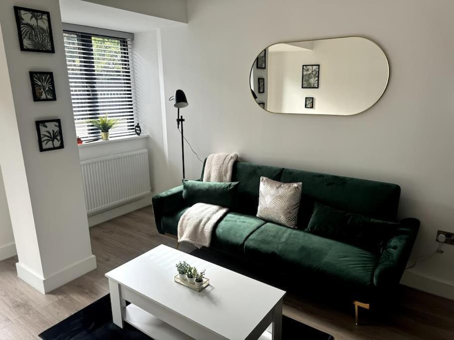 Luxury Oaks Suite, Free Private Parking, 2 Bed 2 Bathroom Apartment, Solihull Apartment *