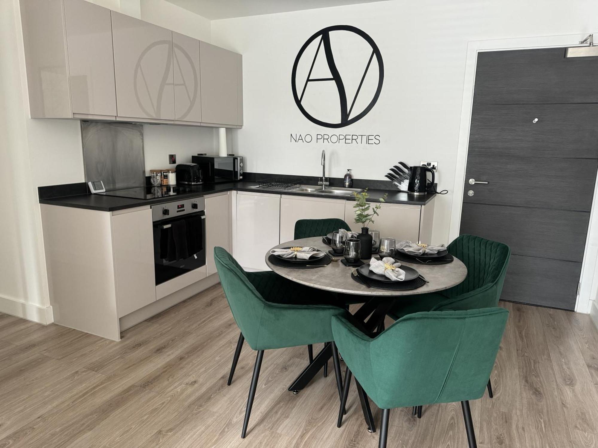 Luxury Oaks Suite, Free Private Parking, 2 Bed 2 Bathroom Apartment, Solihull Apartment *